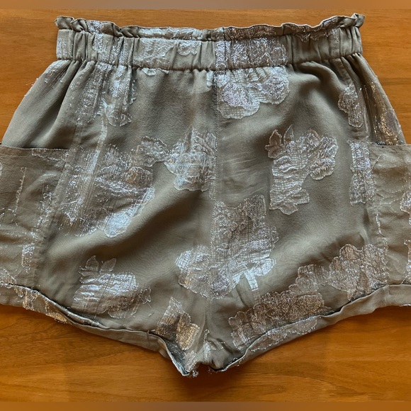 Aritiza Wilfred Paper Bag Shorts - Picture 2 of 2